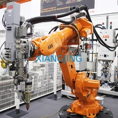 Seconda mano ABB IRB2600 che salda asse del robot industriale 6 per saldatura