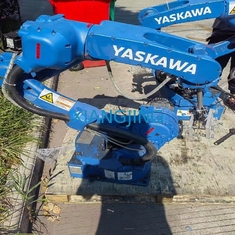 YASKAWA GP12 che carica scaricando robot industriale utilizzato con il regolatore YRC1000